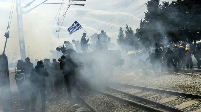 La police macédonienne tire des lacrymogènes contre des migrants
